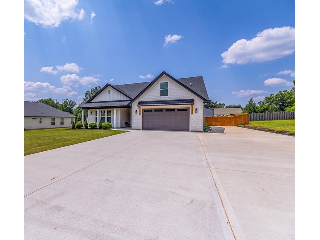 Photo of 105 Holmes Drive Photo of 105 Holmes Drive