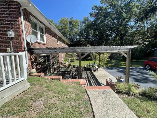Photo of 305 W Hillcrest Drive