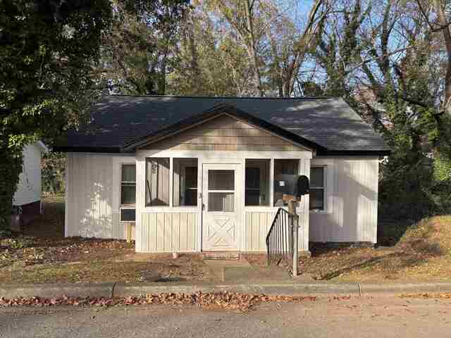 Photo of 419 Douglas Street