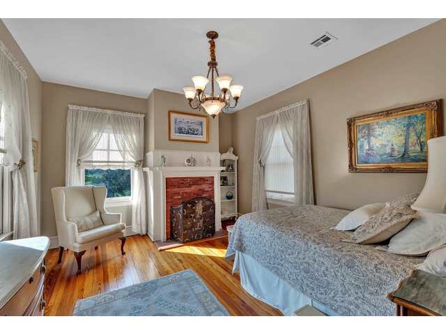 Photo of 571 E Main Street