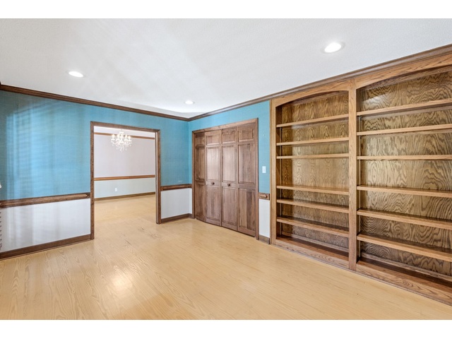 Photo of 317 E Killarney Lake