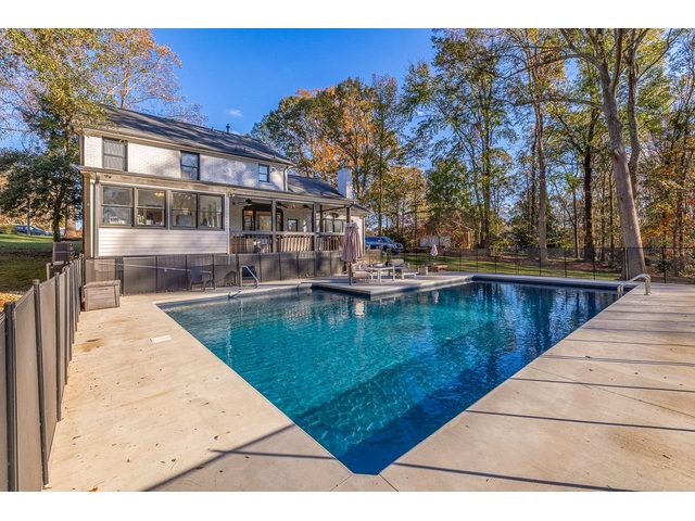 Photo of 204 Thornhill Drive Photo of 204 Thornhill Drive